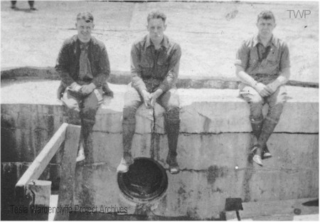 Строительство башни. Виден забетонныированный канала для  подвода питающего фидера.