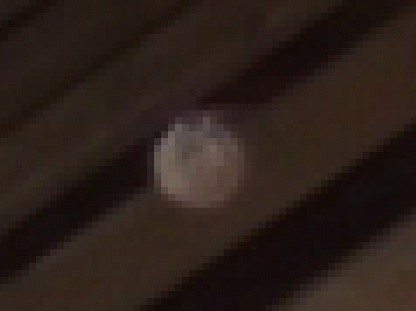 При близком рассмотрении, вообще на подделку смахивает, но может это твой JPEG такие следы оставляет.