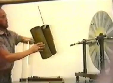 на пластинах нет заряда, а после сборки искра есть