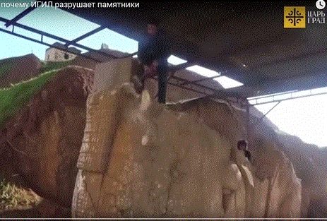 Внутри крылатого быка виден бетонный остов