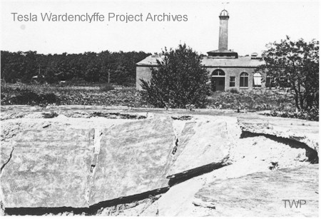 Обвалившееся основание технического помещения под башней.